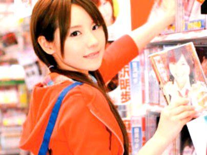 ＜まさか！？＞エロビデオ借りようと思ったら店員が上原結衣とかヤバすぎる展開に！！！！！