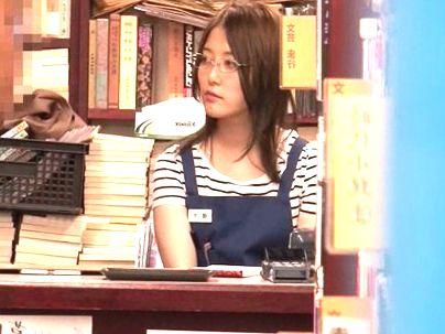 ＜本屋バイト！＞真面目そうな清楚系可愛い美少女が強引にエロ行為にさせられちゃうぞｗｗｗｗ