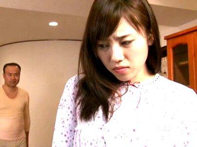 ＜巨乳嫁NTR！＞欲求不満のムチムチ美乳おっぱい奥さん人妻...義父に迫られ禁断行為になっちゃうゾ！