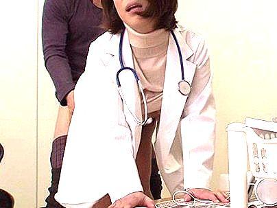 ＜女医！＞スリムな体美乳オッパイの女医！精子採取のために患者にパこられる！