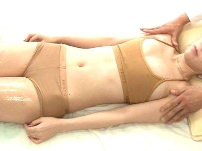 ＜寝取られ美少女！＞マジックミラー号で素人のカワイ子ちゃんが彼氏の近くで寝取られちゃうぞｗｗｗｗｗ