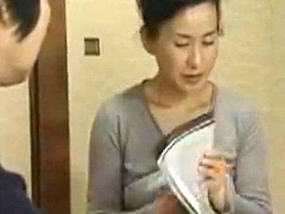＜ヘンリー塚本！＞「たまんね～ぞ！！」ボインの介護のオバサン熟女！オチンポ刺激でフル勃起確定させちゃうぞ！！