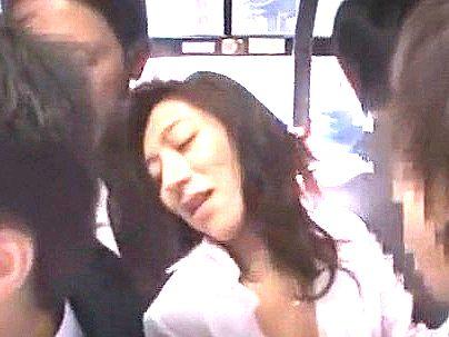 ＜美魔女逆痴●！＞電車でエッロイ体のスレンダー美熟女おばさんが若い男のオチンポ狙うぞｗｗｗｗ