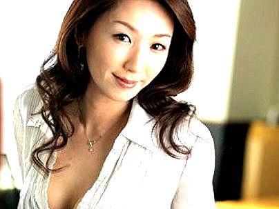 ＜美魔女！＞スレンダー細身巨乳おっぱい美魔女オバサン！性接待持ち掛けられちゃうぞ！