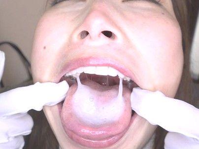 ＜口内発射＞スレンダー細見カワイ子ちゃんが床のザーメン口内発射されちゃう！！！