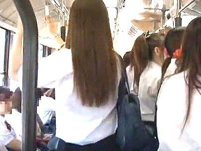 ＜痴女！＞「うそだろ？まじか？」女子だらけのバスに乗ったら！まさかの痴女行為に持ち込まれたｗW！