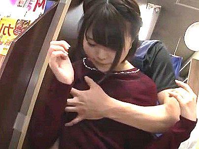 ＜本屋痴●！＞「ヤメテクダサイ・・・」清楚な感じの可愛い女子！痴漢行為で犯されレイプされっぞ！！
