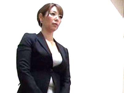 ＜トイレで肉便器！＞上品な感じの清楚系奥様P●A会長がトイレでヤラレマクリになるゾ！！！！！