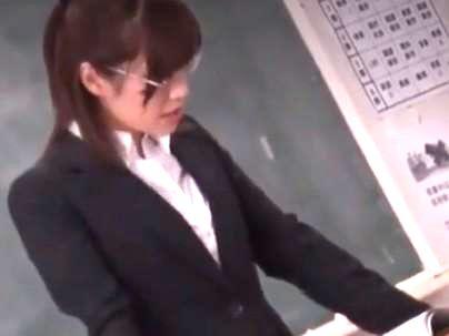 ≪女教師≫【おもらし】利尿剤使われてもじもじカワイ子ちゃん女教師がおもらしｗｗｗｗｗ