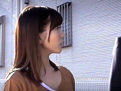 ＜ゴミ捨て場！＞ミニスカ・ノーブラの奥さん発見！我慢限界でエロ行為シチャウゾ！