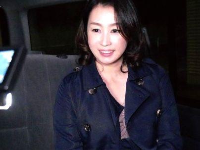＜四十路熟女！＞清楚な感じの元キャビンアテンダント熟女のおばさんがエロ行為になるぞ！！！