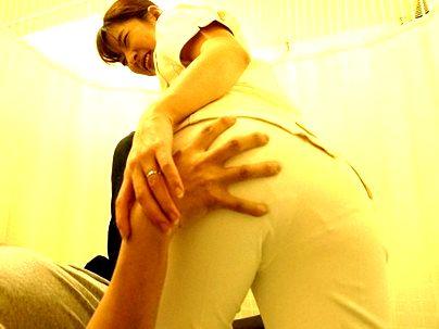 ＜若妻！＞「え、ダメ…！」美乳おっぱいの整体師人妻！気に入ったので口説いてなし崩し的エロ行為に！