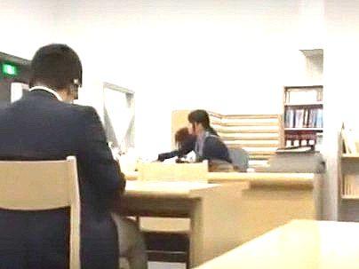＜上原亜衣！＞極エロスタイル抜群巨乳オッパイ女子！図書館で強引にエロ行為に持ち込まれるぞ！