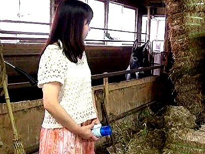 ＜野外で卑猥行為！＞若いイマドキノ可愛い美少女！60歳以上の老人に突撃性交訪問しちゃうぞ！