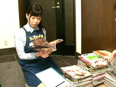 ＜バイト美女！＞スレンダー細身美乳可愛い美少女がエロ本の出張買取でみてたら興奮してエロ行為になっちゃう！！！