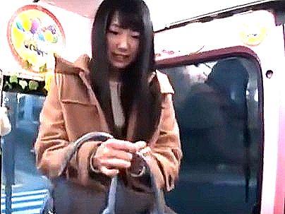＜素人ナンパ！＞スレンダー細身美乳オッパイ可愛い女子大生！エロ企画足舐めされてカンジチャウゾ！