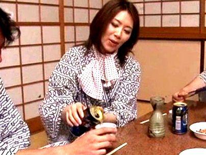 ＜美魔女！＞エロい体の人妻熟女おばさん！乱交セックス息子もザーメン中出し種付け膣内射精に！