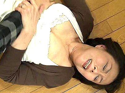 ＜ヘンリー塚本！＞豊満ムチムチエロい体のオバサン！娘婿に強引にエロ行為ヤラレマクリ！