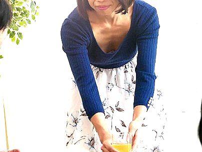 ＜四十路人妻！＞「え、イイの～？」美乳おっぱい美魔女オバサンママ！息子の友だちチンポジュポフェラ！