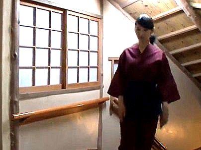 ＜美人女将！＞上品な感じの巨乳おっぱいの旅館の美魔女！誘惑されてガチパコｓｅｘ発展シチャウゾ！