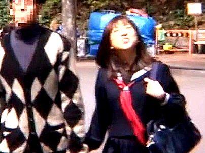 ＜野ション！＞おしっこ間に合わず野外でシテル女子発見！犯して楽しんじゃうゾ！