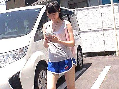 ＜素人ナンパ！＞ノーブラで過ごすスタイル抜群貧乳ちっぱい可愛い美少女！ゲットして乱交ファック楽しんじゃうぞ！