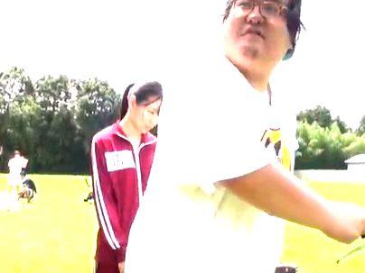 ＜SOD女子社員！＞「ここで？何するの？？」ガリガリボディの女子大生JD！ＭＭ号で男優チンポ挿入されちゃう！