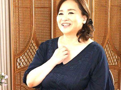 ＜六十路熟女！＞豊満ムチムチエロい体の巨乳爆尻熟女のおばさん！デカパイ使ってパイズリヤバすぎるゾ！