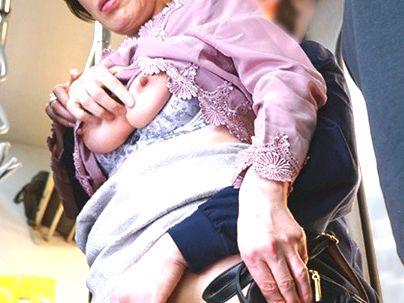 ＜六十路熟女！＞ババア！ブス！電車！...痴漢で感じるマニアにはたまらないぞｗｗｗｗ