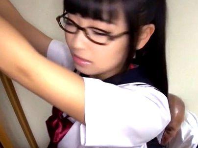 ＜絶対領域！＞「ケツエッロイ！」ヲタクっぽい美少女カワイ子ちゃん！オジサン興奮してエロ行為に！