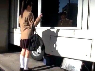 ＜現役ガチ女子●生＞素人のカワイ子ちゃんがマジックミラー号でエロ行為になっちゃうぞｗｗｗｗ