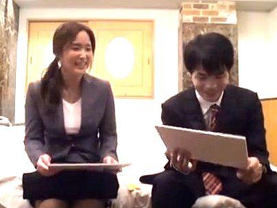 ＜NTRセックス！！＞終電間際の社会人男女に突撃交渉！モニタリング企画で奥さんが旦那を忘れてエロ行為に！