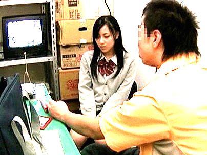 ＜万引き美女！＞清楚系制服娘の可愛らしい女子！弱みを握られてエロ行為になるぞ！