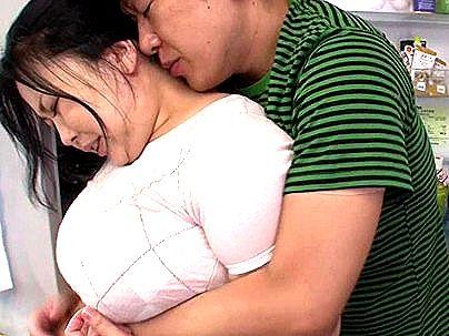 ＜四十路熟女！＞豊満ムチムチエロい体爆乳オッパイ嫁の母！興奮してエロ行為に発展シチャウゾ！