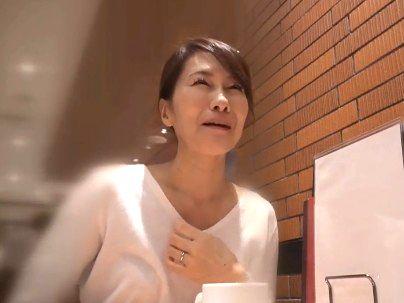 ＜人妻不倫＞年をとっても性欲高めの人妻熟女が息子の友達と不倫行為しちゃうｗｗｗｗ