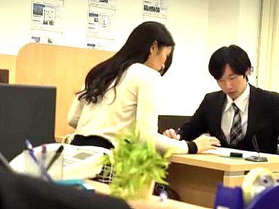 ＜デカ尻！＞美魔女のスタイル抜群巨乳オッパイ熟女！胸チラ誘惑で興奮してしまい・・・