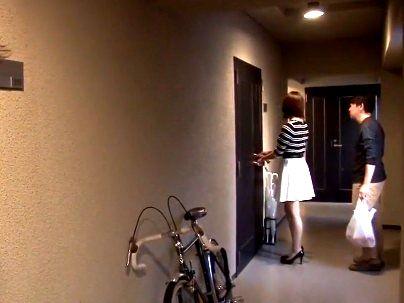 ＜若妻！＞「なによ！！」隣人スレンダー巨乳おっぱい奥さん！喧嘩で外に・・助けたらやれたｗW！