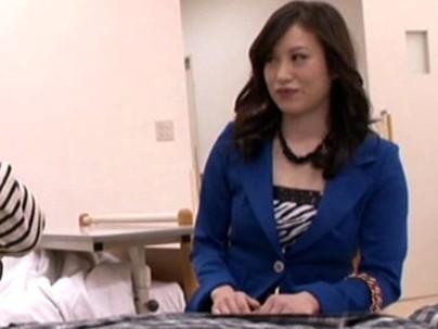 ≪熟女≫【おばさん】性欲高めの人妻熟女が入院中の男と近親相姦エロ行為にｗｗｗｗ