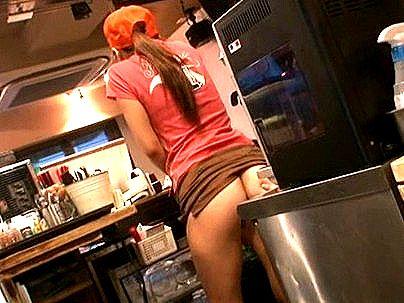 ＜店内！＞スレンダー細身美乳オッパイバイトギャル女子！店内でエロ行為になるぞ！