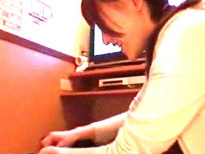 ＜個室ビデオ！＞神展開勃発！ビデオやでオナニーしてたらAV女優が来て・・性処理しちゃう！