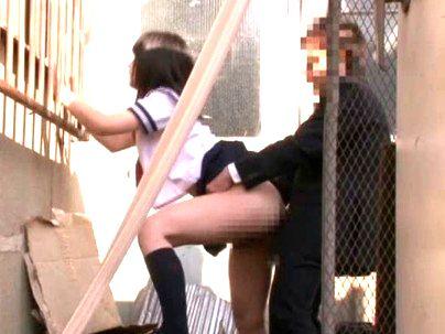 ＜逆ナンパ！＞バスの中で痴漢させた男を誘って野外でパこらせる痴女がエロしこ！！！！