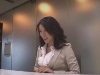 ≪痴女≫【企画】人気熟女のＡＶ女優が男子生徒を逆痴漢行為で楽しんじゃうぞｗｗｗｗｗｗ