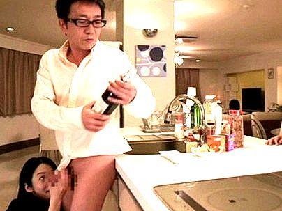 ＜NTRドラマ！＞酔っぱらって他人棒欲しくなっちゃう奥さん！バレないようにエチエチしちゃう！