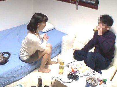 ＜五十路熟女！＞上品な感じの奥様熟女がやり部屋でなし崩し的エロ行為になるぞ！！！
