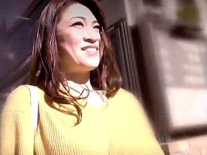 ＜人妻ナンパ！＞上品な感じの清楚系奥さん人妻美魔女オバサン！バックファックでもだえ感じちゃう！