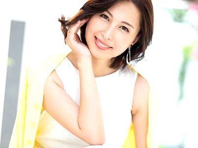 ＜佐田茉莉子！＞「色っぽいｗW！」現役美容家のスリムな体の美魔女！馬乗りファックシチャウゾ！