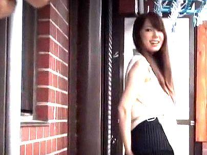 ＜パンチラ誘惑＞ヤバいって！上司の奥さんが誘惑してくるから勃起確定で行動に出ちゃうだろ！！！！