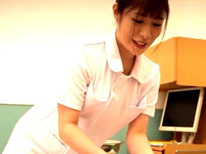 ＜美魔女ナース！＞「はい、ちょっと、みますね…♡」デカ尻の美人おばさんナース！患者とエチエチに！