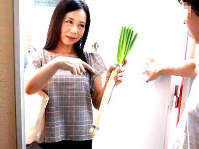 ＜人妻NTR！＞「大丈夫？」巨乳おっぱい熟女！看病に来たパートの奥さんをイタダキマスｗW！