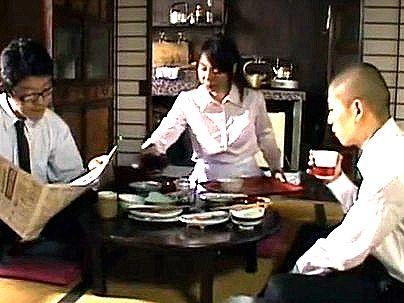 ＜熟女ドラマ！＞スレンダー細見上品な感じの清楚系奥さん！息子と禁断エロ行為に発展シチャウゾ！
